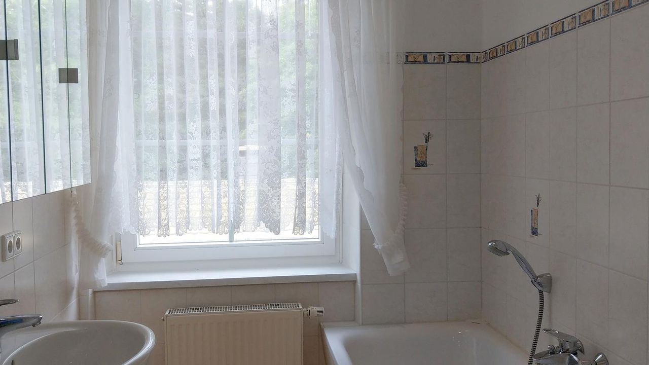 Bad mit Wanne, DU, WC Bad mit Wanne, DU, WC